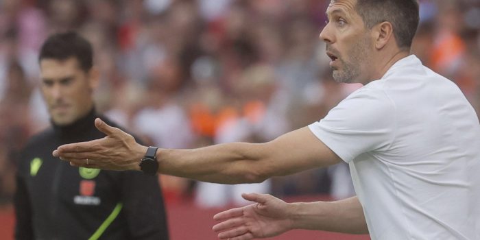 Fotografía de José Manuel Vidal, en la que puede verse en una imagen de archivo del 24 de septiembre de 2024 al entonces entrenador del Valladolid, el uruguayo Paulo Pezzolano. EFE