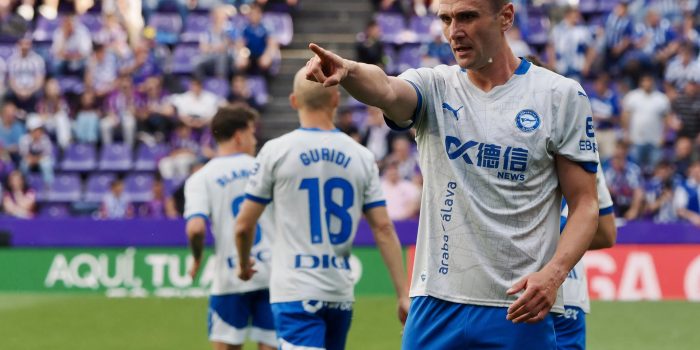 El delantero del Alavés Kike García celebra su gol durante el partido de LaLiga que Real Valladolid y Deportivo Alavés disputan este domingo en el estadio José Zorrilla. EFE/R.García