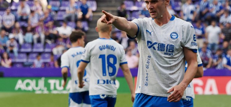 El delantero del Alavés Kike García celebra su gol durante el partido de LaLiga que Real Valladolid y Deportivo Alavés disputan este domingo en el estadio José Zorrilla. EFE/R.García