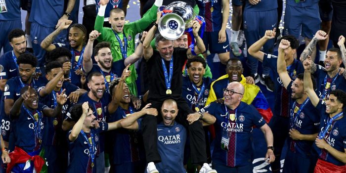 El entrenador del PSG Luis Enrique (C) levanta la Copa tras la final de la Liga de Campeones UEFA entre Paris Saint-Germain y Arsenal en el estadio Puskas Arena en Budapest, Hungría. EFE/EPA/Szilard Koszticsak HUNGARY OUT
