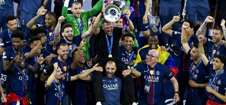 El entrenador del PSG Luis Enrique (C) levanta la Copa tras la final de la Liga de Campeones UEFA entre Paris Saint-Germain y Arsenal en el estadio Puskas Arena en Budapest, Hungría. EFE/EPA/Szilard Koszticsak HUNGARY OUT