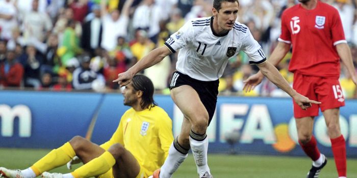 Foto de archivo del Mundial 2010 del alemán Miroslav Klose (c). EPA/Bernd Weissbrod