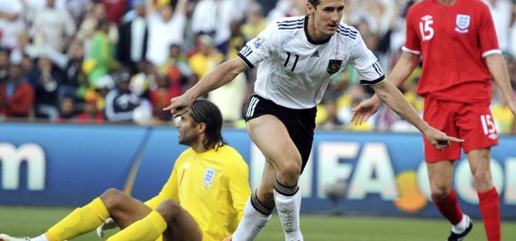 Foto de archivo del Mundial 2010 del alemán Miroslav Klose (c). EPA/Bernd Weissbrod