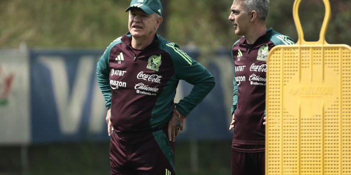 El entrenador de la selección mexicana de fútbol, Javier Aguirre (i), dirige un entrenamiento en el Centro de Alto Rendimiento de la Federación Mexicana de Fútbol, en Ciudad de México (México). EFE/José Méndez