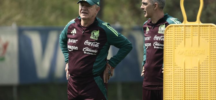 El entrenador de la selección mexicana de fútbol, Javier Aguirre (i), dirige un entrenamiento en el Centro de Alto Rendimiento de la Federación Mexicana de Fútbol, en Ciudad de México (México). EFE/José Méndez