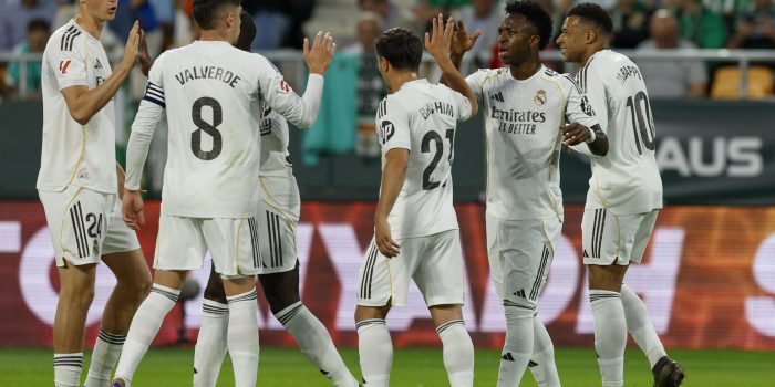El delantero brasileño del Real Madrid Vinicius Jr. (2d) celebra su gol, primero del equipo blanco, durante el encuentro correspondiente a la jornada 32 de LaLiga que disputan Real Betis y Real Madrid este viernes en el estadio de La Cartuja, en Sevilla. EFE/ Julio Muñoz.