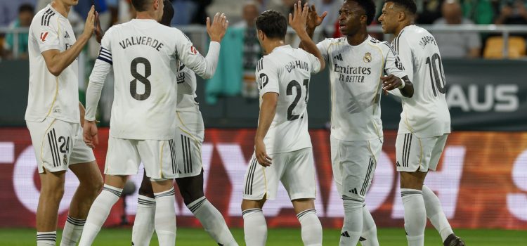 El delantero brasileño del Real Madrid Vinicius Jr. (2d) celebra su gol, primero del equipo blanco, durante el encuentro correspondiente a la jornada 32 de LaLiga que disputan Real Betis y Real Madrid este viernes en el estadio de La Cartuja, en Sevilla. EFE/ Julio Muñoz.
