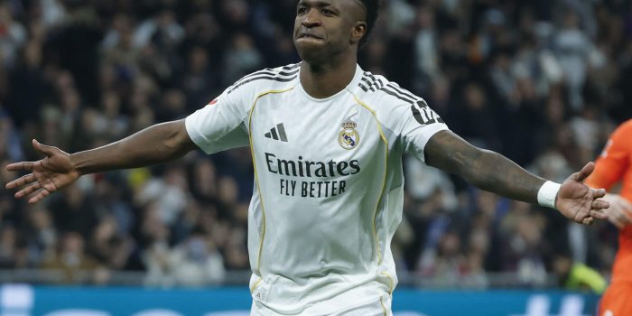El delantero del Real Madrid Vinicius Jr. celebra su segundo gol, cuarto del equipo blanco, durante el partido de la jornada 24 de LaLiga entre el Real Madrid y la Real Sociedad, este sábado en el estadio Santiago Bernabéu. EFE/JuanJo Martín