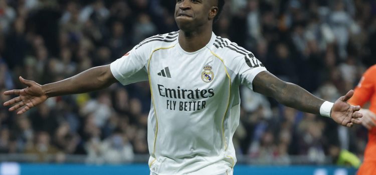 El delantero del Real Madrid Vinicius Jr. celebra su segundo gol, cuarto del equipo blanco, durante el partido de la jornada 24 de LaLiga entre el Real Madrid y la Real Sociedad, este sábado en el estadio Santiago Bernabéu. EFE/JuanJo Martín