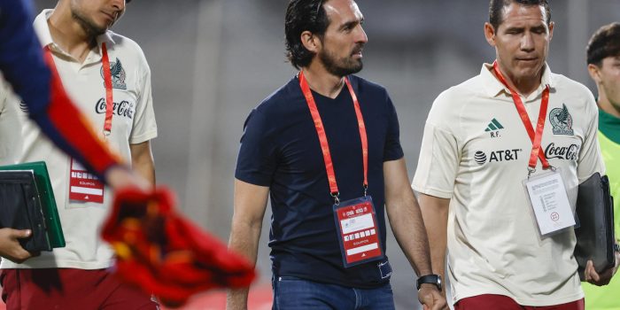 Imagen de archivo del entrenador de Chivas, Gerardo Espinoza (c). EFE/Juanjo Martín