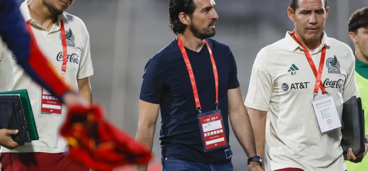 Imagen de archivo del entrenador de Chivas, Gerardo Espinoza (c). EFE/Juanjo Martín