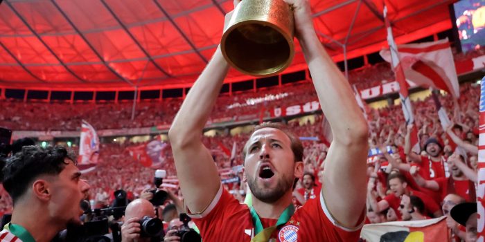 El futbolista inglés Harry Kane, del Bayern Múnich, levanta el trofeo de la Copa de Alemania este sábado, tras vencer al VfB Stuttgart. EFE/CHRISTOPHER NEUNDORF