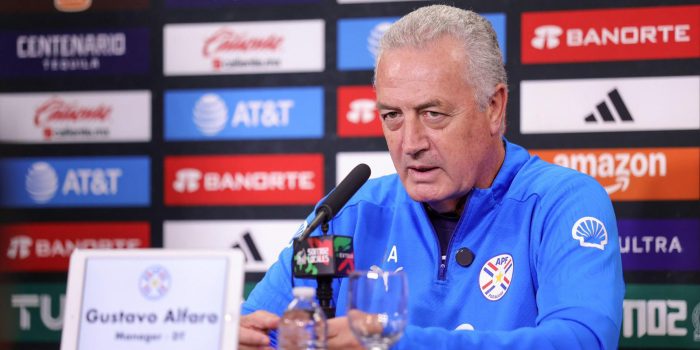 Fotografía cedida por la Asociación Paraguaya de Fútbol (APF) de su técnico, Gustavo Alfaro, hablando durante una rueda de prensa en San Antonio (Estados Unidos). EFE/ Asociación Paraguaya de Fútbol