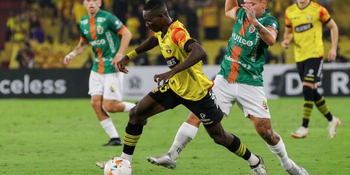 Janner Corozo (i), del Barcelona de Ecuador, fue registrado este miércoles, 29 de mayo, al disputar un balón con Felipe Barrientos, del Cobresal de Chile, durante un partido del grupo B de la Copa Libertadores, en el estadio Monumental Banco Pichincha de Guayaquil (Ecuador). EFE/Jonathan Miranda