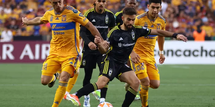 Juan Brunetta (i) y Jesús Angulo (d) de Tigres disputan un balón con Diego Rossi de Columbus Crew este martes, durante un juego de vuelta de los cuartos de final de la Liga de Campeones de la Concacaf, celebrado en el estadio Universitario en la ciudad de Monterrey (México). EFE/ Rodrigo Mendoza