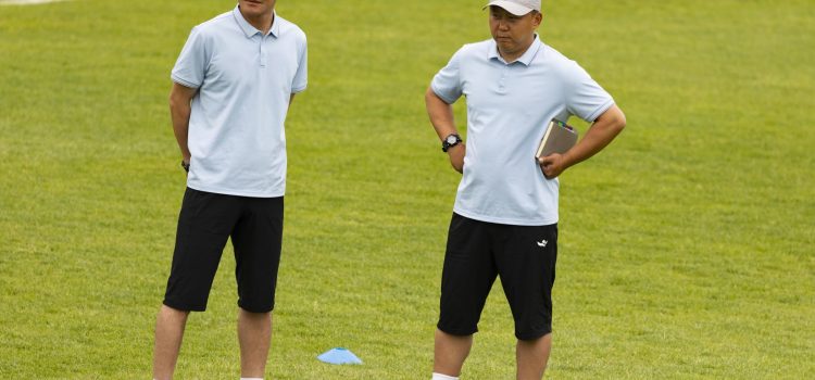 El equipo técnico del conjunto norcoreano Naegohyang FC durante un entrenamiento en Suwon, Corea del Sur, antes del enfrentamiento contra el Suwon FC.
EFE/EPA/JEON HEON-KYUN