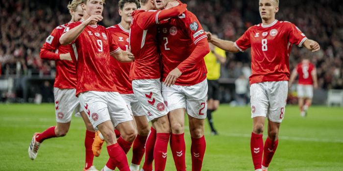 Los jugadores de Dinamarca celebran el gol de Joachim Andersen (C) en el partido de la clasificación para el Mundial 2026 que han jugado Dinamarca y Grecia e Copenhague. EFE/EPA/Mads Claus Rasmussen