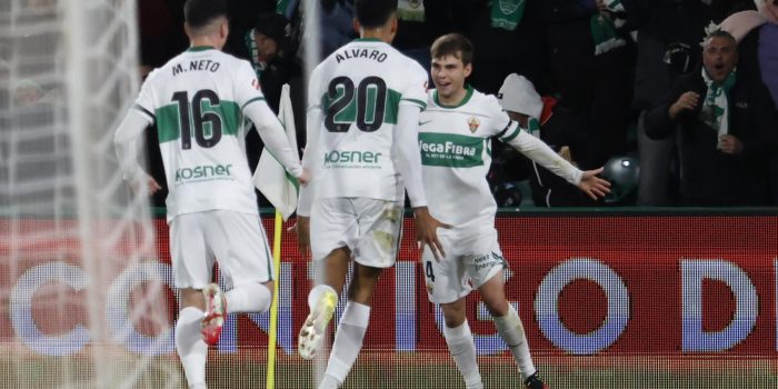 El centrocampista del Elche Aleix Febas (d) celebra con sus compañeros tras marcar ante el Sevilla, durante el partido de LaLiga EA Sports que Elche CF y Sevilla FC disputan este lunes en el estadio Martínez Valero. EFE/Pablo Miranzo