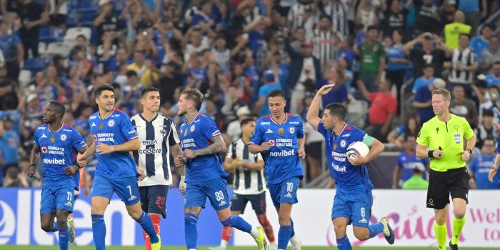 Jugadores de Cruz Azul celebran un gol este martes, en el partido de ida de octavos de final de la Copa de Campeones de CONCACAF entre Monterrey y Cruz Azul en el estadio BBVA, Guadalupe (México). EFE/Miguel Sierra