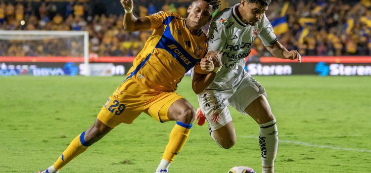 Ozziel Herrera (i) de Tigres disputa el balón con Agustin Oliveeros (d) de Necaxa durante un partido correspondiente a la jornada una del Torneo Apertura 2024. EFE/Miguel Sierra
