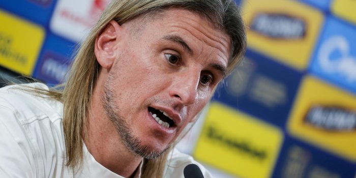 El seleccionador de Ecuador, el argentino Sebastián Beccacece, habla en una rueda de prensa este lunes, en Quito.  EFE/ José Jácome