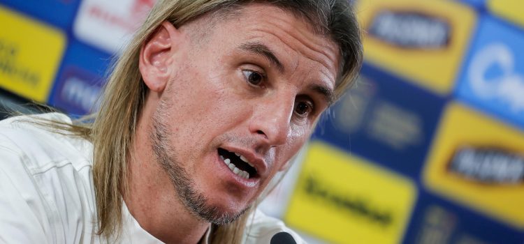 El seleccionador de Ecuador, el argentino Sebastián Beccacece, habla en una rueda de prensa este lunes, en Quito.  EFE/ José Jácome