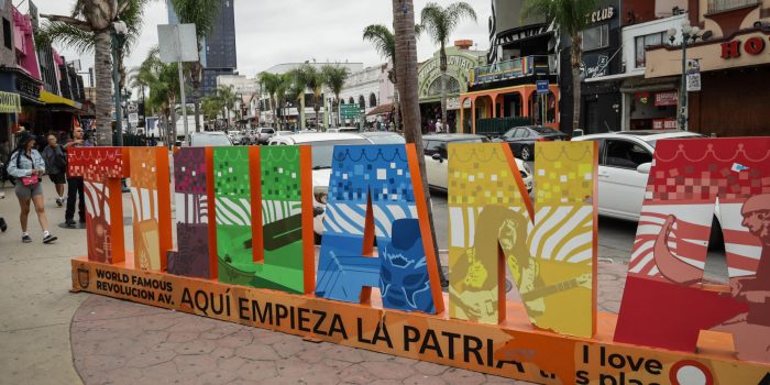 Fotografía de un anuncio turístico este jueves, en la ciudad de Tijuana (México). EFE/ Joebeth Terríquez