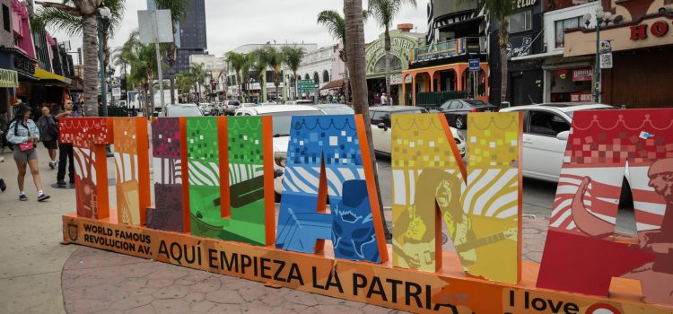 Fotografía de un anuncio turístico este jueves, en la ciudad de Tijuana (México). EFE/ Joebeth Terríquez