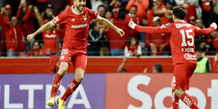 Joao Dias (i) y Pavel Pérez del Toluca celebran un gol este miércoles, durante un partido de la semifinal de la Copa de Campeones Concacaf en el estadio Nemesio Diez en Toluca (México). EFE/Felipe Gutiérrez
