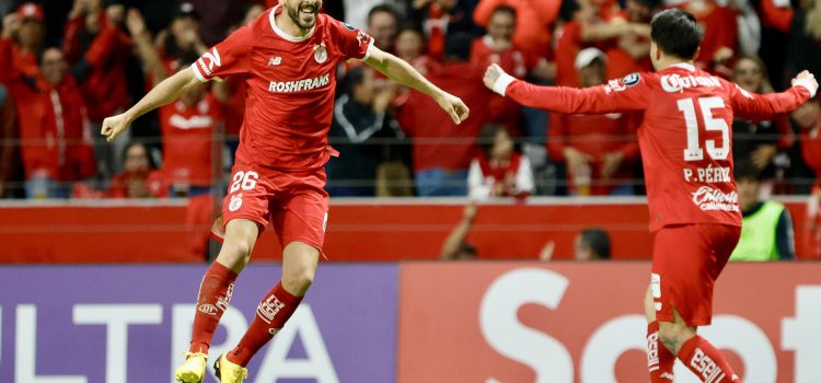 Joao Dias (i) y Pavel Pérez del Toluca celebran un gol este miércoles, durante un partido de la semifinal de la Copa de Campeones Concacaf en el estadio Nemesio Diez en Toluca (México). EFE/Felipe Gutiérrez