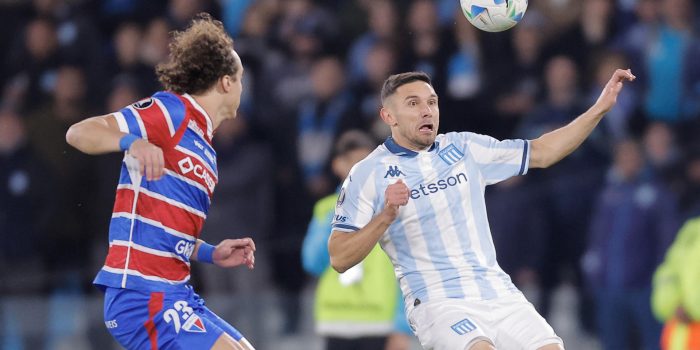 Adrián Martínez (d), le dio el triunfo a Racing ante Fortaleza. En la foto disputa el balón con David Luiz. EFE/ Juan Ignacio Roncoroni