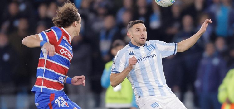Adrián Martínez (d), le dio el triunfo a Racing ante Fortaleza. En la foto disputa el balón con David Luiz. EFE/ Juan Ignacio Roncoroni