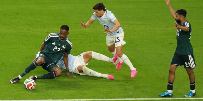 Mohamed Kanno (i) de Arabia Saudita disputa el balón con Nicolás De La Cruz (2-i) de Uruguay en el partido del grupo H de la Mundial FIFA 2026 entre Arabia Saudita y Uruguay en el estadio Hard Rock en Miami (EE.UU.). EFE/ Alberto Boal
