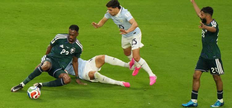Mohamed Kanno (i) de Arabia Saudita disputa el balón con Nicolás De La Cruz (2-i) de Uruguay en el partido del grupo H de la Mundial FIFA 2026 entre Arabia Saudita y Uruguay en el estadio Hard Rock en Miami (EE.UU.). EFE/ Alberto Boal