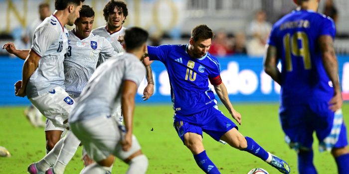 alt Argentina cierra el año con un triunfo ante Angola con gol de Lionel Messi