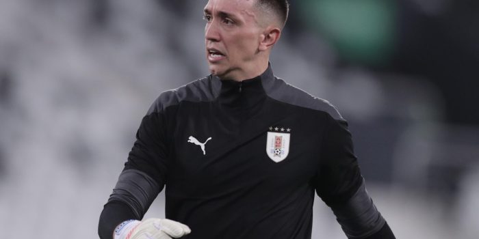 Fotografía de archivo del 28 de junio de 2021 del arquero Fernando Muslera de Uruguay. EFE/André Coelho