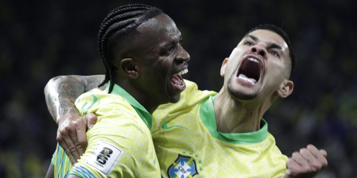 Vinicius (i), de Brasil, celebra tras anotar un gol en un partido por las eliminatorias sudamericanas para el Mundial 2026 entre las selecciones de Brasil y Paraguay en el estadio Neo Química Arena en Sao Paulo (Brasil). EFE/ Sebastiao Moreira