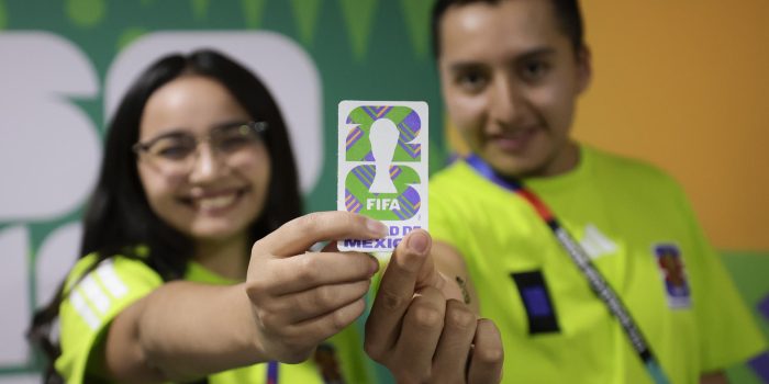 Los voluntarios de la Copa Mundial de la FIFA 2026, Abigail Rodríguez (i) y Jefferson Corona (d), posan durante una entrevista con EFE este martes en Ciudad de México (México). EFE/José Méndez