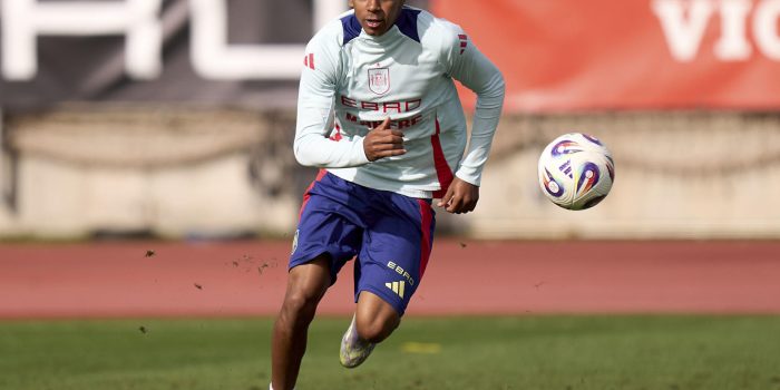 El jugador de la selección masculina de fútbol Lamine Yamal durante el entrenamiento del equipo este martes en Las Rozas (Madrid). EFE/Ángel Martínez/RFEF CRÉDITO OBLIGATORIO SOLO USO PERMITIDO PARA ILUSTRAR LA NOTICIA QUE APARECE EN EL PIE DE FOTO SÓLO USO EDITORIAL