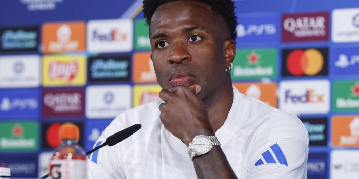 El jugador del Real Madrid Vinicius Jr, durante la rueda de prensa que ha ofrecido tras el entrenamiento del equipo este lunes en Valdebebas para preparar el partido de ida de cuartos de final de la Liga de Campeones que disputan mañana, martes, frente al Bayern Múnich en el estadio Santiago Bernabéu. EFE/ J.J.Guillen