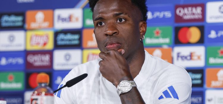 El jugador del Real Madrid Vinicius Jr, durante la rueda de prensa que ha ofrecido tras el entrenamiento del equipo este lunes en Valdebebas para preparar el partido de ida de cuartos de final de la Liga de Campeones que disputan mañana, martes, frente al Bayern Múnich en el estadio Santiago Bernabéu. EFE/ J.J.Guillen