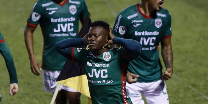 Junior Lacayo (c) del Marathon celebra un gol ante Real España, durante un partido disputado en el estadio Olímpico Metropolitano, en San Pedro Sula (Honduras). EFE/Jose Valle