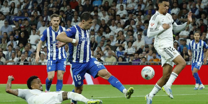 El defensa del Real Madrid Éder Militão (i) disputa un balón ante el delantero del Alavés Lucas Boyé (c), en el estadio Santiago Bernabéu, en Madrid. EFE/ J.J.Guillén