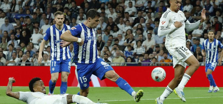 El defensa del Real Madrid Éder Militão (i) disputa un balón ante el delantero del Alavés Lucas Boyé (c), en el estadio Santiago Bernabéu, en Madrid. EFE/ J.J.Guillén