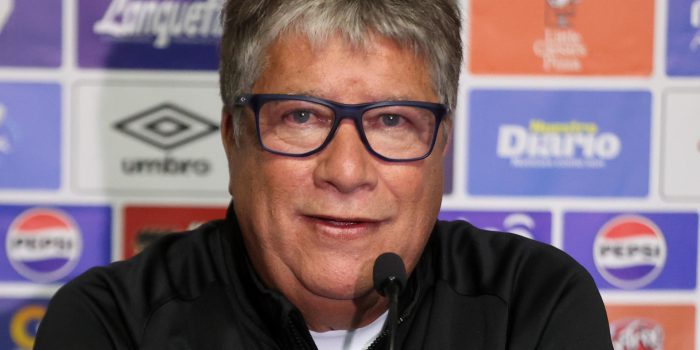 El seleccionador de El Salvador, Hernán Darío Gómez, en una rueda de prensa en el estadio Cementos Progreso en Ciudad de Guatemala. EFE/Fernando Ruiz