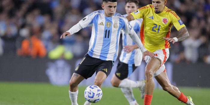 Thiago Almada (i), en acción en un partido con la selección argentina, con la que ha sido diez veces internacional y campeón del mundo en 2022. EFE/ Juan Ignacio Roncoroni