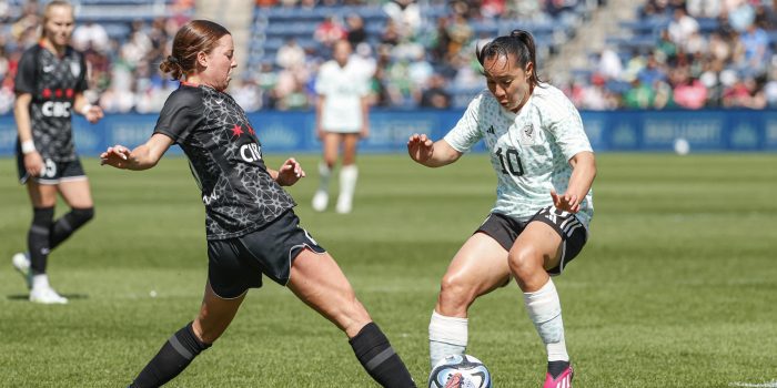 Imagen de archivo de la delantera mexicana Charlyn Corral (d). EFE/Kamil Krzaczynski