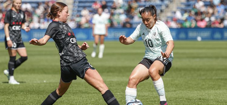 Imagen de archivo de la delantera mexicana Charlyn Corral (d). EFE/Kamil Krzaczynski