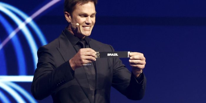 Tom Brady sostiene el boleto de Brasil durante el Sorteo Final de la Copa Mundial de la FIFA 2026. EFE/EPA/Will Oliver