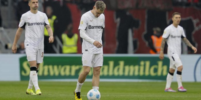 El jugador del Leverkusen Floria Wirtz (C) durante el partido de la Bundesliga que han jugado SC Freiburg y Bayer 04 Leverkusen en Freiburg, Alemania. EFE/EPA/RONALD WITTEK